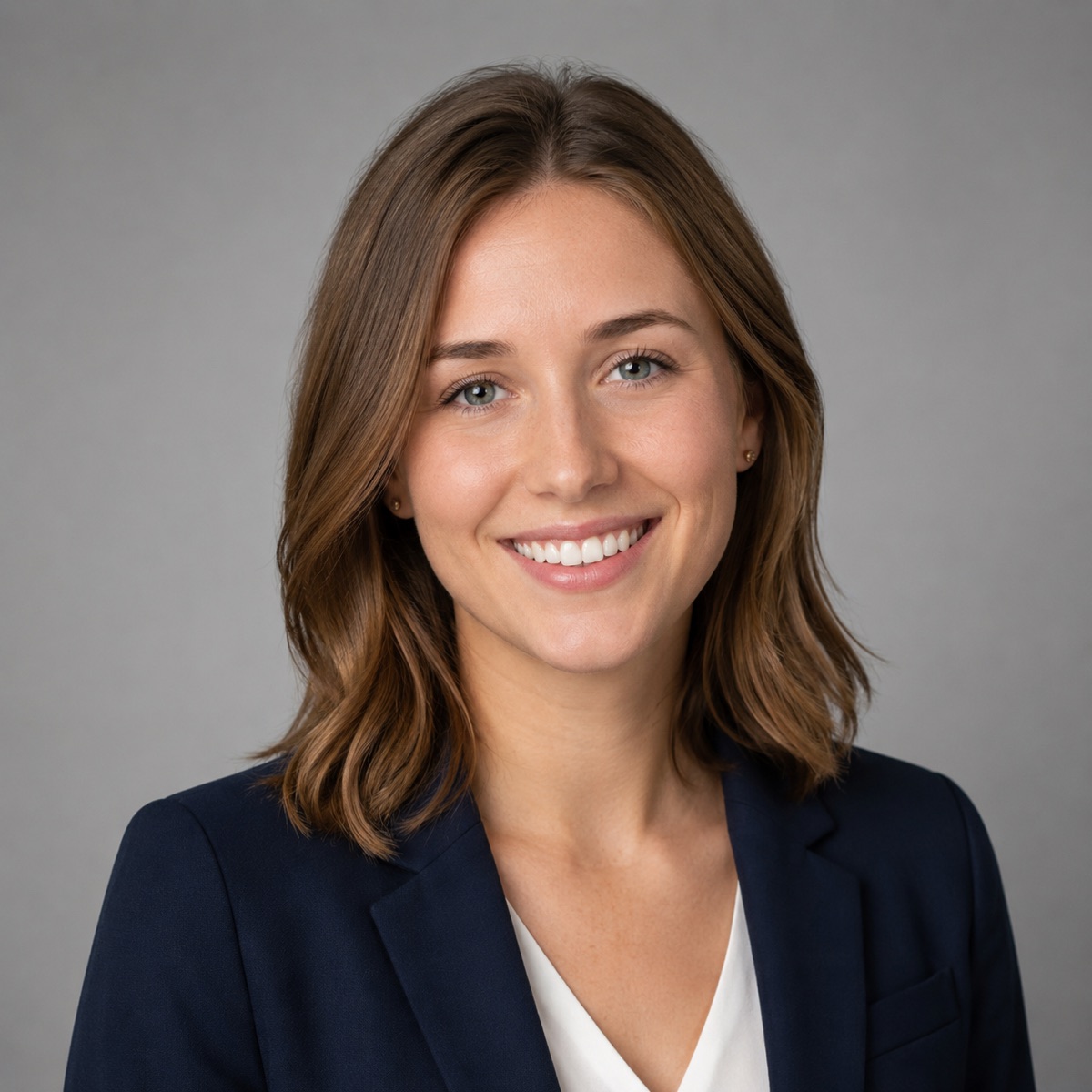 KI-generierter professioneller LinkedIn-Profil-Headshot aus einem Selfie, klarer Studiohintergrund